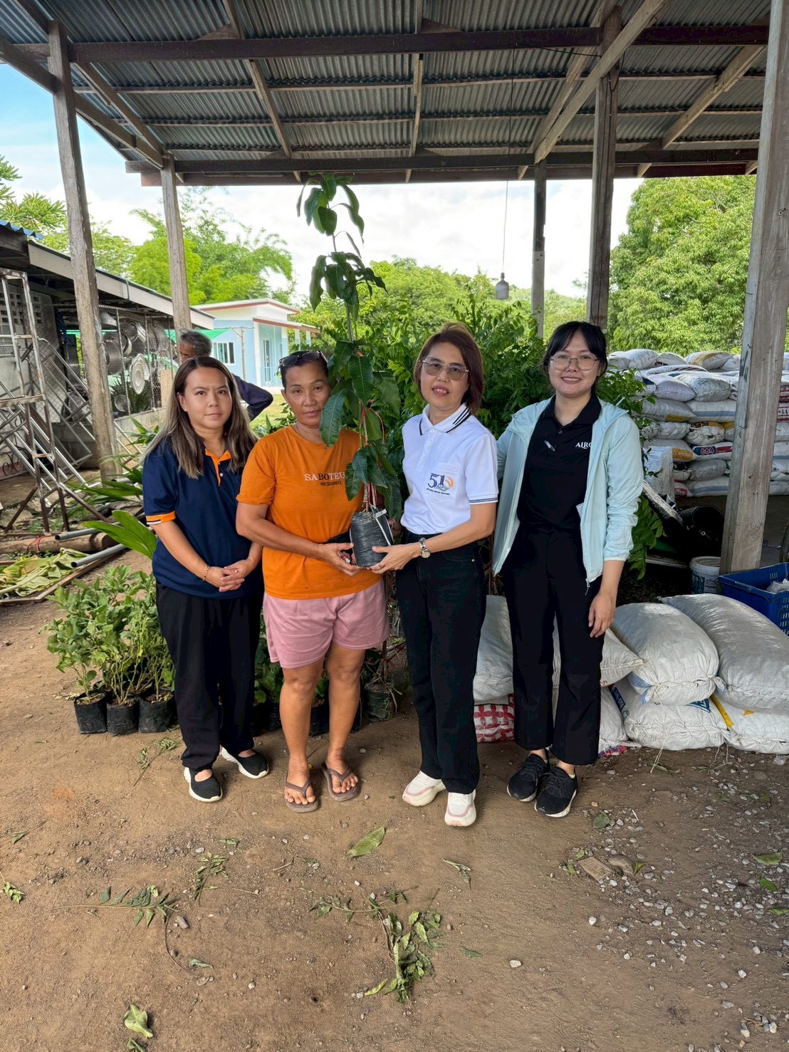 title - มอบปัจจัยการผลิตแก่เกษตรกรในเขตปฏิรูปที่ดินจังหวัดจันทบุรี